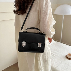 Sac bandoulière classique en cuir noir avec boucles métalliques argentées pour femme