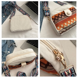 Détail de la broderie ethnique et du fermoir doré sur le sac bandoulière en toile