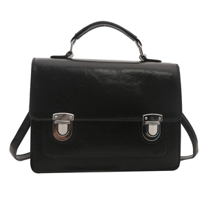 Sac bandoulière vintage en cuir noir classique avec double boucles argentées