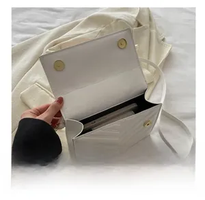 Détail de l'intérieur du sac à bandoulière matelassé blanc cassé avec espace smartphone