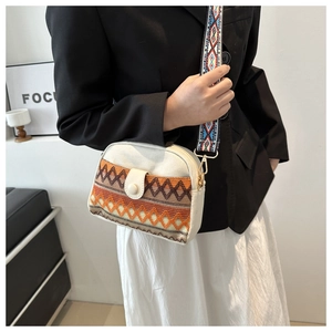 Détail du sac bandoulière en toile bohème avec motif géométrique tissé et bandoulière large