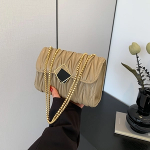 Sac bandoulière matelassé beige élégant avec chaîne dorée et fermoir métallique carré