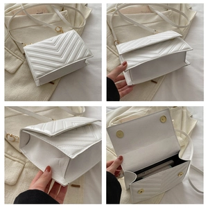 Détails du sac à bandoulière blanc matelassé avec ferrures dorées et espace intérieur
