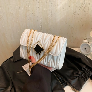 Sac bandoulière matelassé blanc en similicuir avec chaîne dorée et fermoir noir