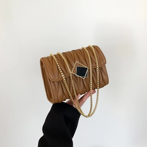 Sac bandoulière marron matelassé avec chaîne dorée et texture plissée chic