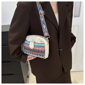 Détail du motif tissé ethnique sur un sac bandoulière en toile avec large sangle d'épaule