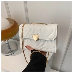 Détail du sac bandoulière blanc matelassé cœur avec fermoir cœur doré et chaîne