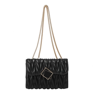 Sac à chaîne matelassé noir élégant avec fermoir métallique doré et bandoulière chic