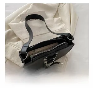 Vue de dessus d'un sac sous le bras noir montrant l'espace pour un smartphone