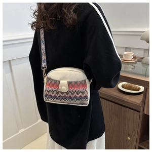 Sac bandoulière en toile beige avec tissage géométrique bohème et large sangle brodée
