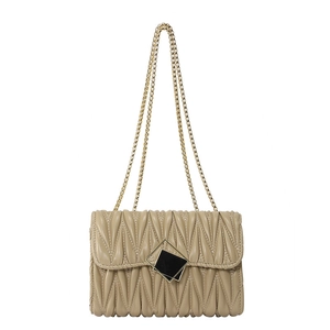 Sac bandoulière beige matelassé avec chaîne et verrou carré noir et doré élégant