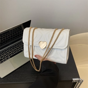 Sac bandoulière blanc matelassé avec fermoir cœur doré et bandoulière chaîne