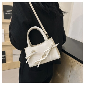 Gros plan du sac à main blanc en similicuir avec détail élégant de double nœud symétrique