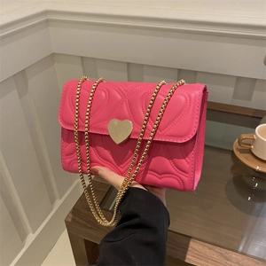 Sac bandoulière fuchsia à surpiqûres cœur avec fermoir doré et bandoulière chaîne