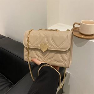 Sac bandoulière beige matelassé avec fermoir cœur doré et bandoulière chaîne métal