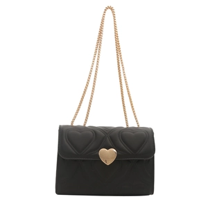 Elegante borsa a tracolla nera a cuore trapuntata con chiusura a cuore dorata