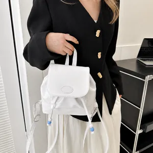 Detalle de la mochila de cuero PU blanco con cierre de cordón y el logo de Fashion