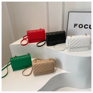 Collection de petits sacs carrés matelassés en V en cinq couleurs avec chaîne dorée