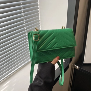 Sac bandoulière vert matelassé chic avec boucle dorée et rabat rectangulaire élégant