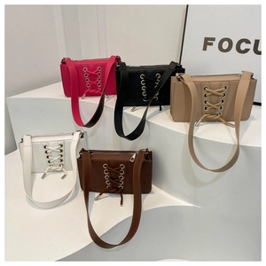 Sacs à bandoulière tendance en cuir verni avec design unique de laçage croisé et œillets