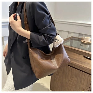 Borsa tote in pelle marrone con ciondolo a cucciolo di peluche e tracolla regolabile