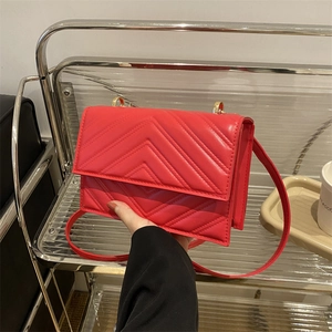 Sac bandoulière rouge avec matelassage en V et détails en métal doré pour femme