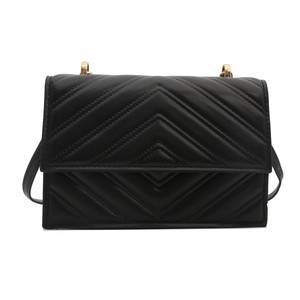 Sac bandoulière noir matelassé avec coutures en V et anneau en métal doré élégant