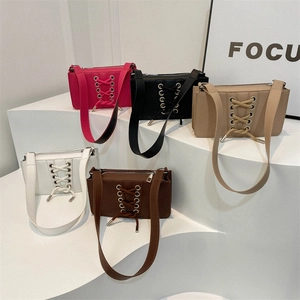 Sacs à bandoulière en cuir verni tendance avec laçage en cinq coloris chic