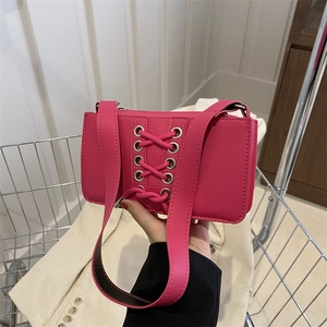 Sac à épaule magenta chic avec rubans croisés et œillets argentés pour femmes à la mode