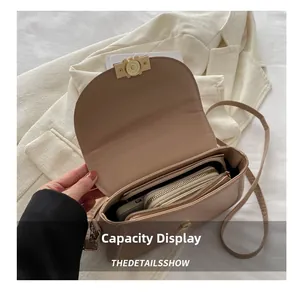 Vue intérieure d'un sac besace beige montrant l'espace pour téléphone et portefeuille