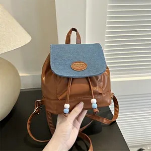 Mini mochila de cuero PU marrón y retazos de denim azul con cierre de cordón