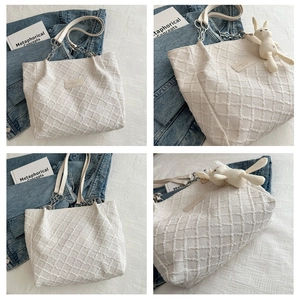 Détails du sac fourre-tout matelassé blanc avec bandoulière chaîne et breloque lapin