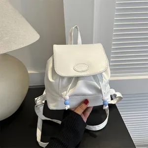 Mochila chic mini de cuero PU blanco con solapa de moda y cordón de cuentas