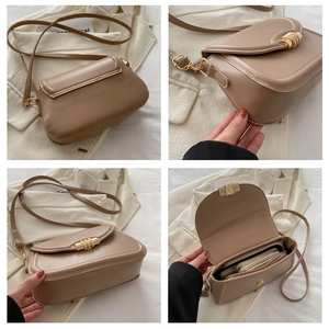 Détails du sac bandoulière abricot montrant la boucle dorée et l'espace de rangement