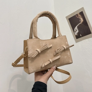 Sac à main bandoulière beige minimaliste en cuir vintage avec trois nœuds décoratifs
