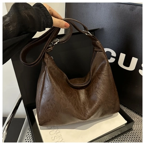 Dettaglio borsa hobo vintage in finta pelle marrone scuro con trama stropicciata