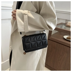 Detail einer schwarzen Stepptasche mit verstellbarem Gurt in einer Lifestyle-Szene