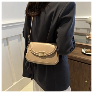 Sac bandoulière kaki en cuir avec fermoir métallique doré et un design minimaliste