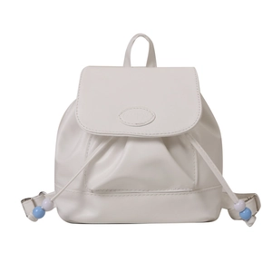 Mochila blanca minimalista de piel sintética con cordón, logotipo en relieve y cuentas azules
