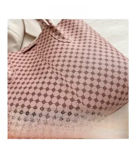 Vue détaillée des coutures méticuleuses et de la texture du cuir grainé sur ce sac cabas