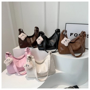 Set di borse a tracolla in pelle PU in cinque colori con ciondoli a forma di orso