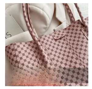 Gros plan sur la texture du trèfle et les coutures de l'anse du sac cabas rose
