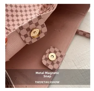 Détail du sac en cuir PU rose à motif trèfle avec fermoirs magnétiques en métal