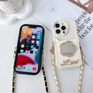 Custodia iPhone a tracolla con specchio a fiore di strass e ciondolo Love dorato