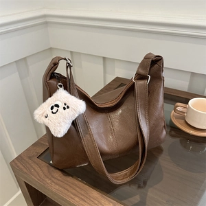 Borsa a gnocco grande in ecopelle marrone scuro con ciondolo a sorriso in peluche