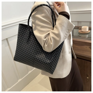 Détail du sac cabas vintage avec bandoulière et motif géométrique à pois élégant