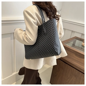 Détail du sac cabas gris à motif géométrique et rivets métalliques de protection