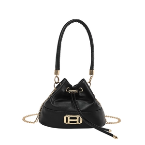 Große schwarze Leder-Beuteltasche mit goldener H-Schnalle und Kettenriemen