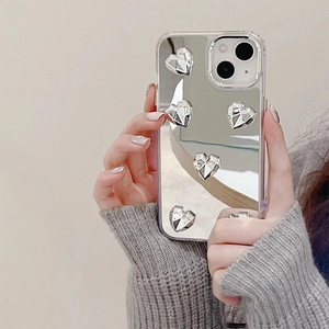 Coque miroir argentée pour iPhone avec cœurs 3D facettés sur plaque métallique