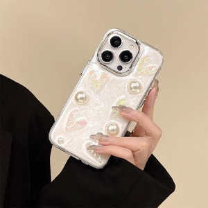 Perlmuttweiße iPhone Hülle mit 3D-Perlen und schillernden Herzen, von Model gehalten